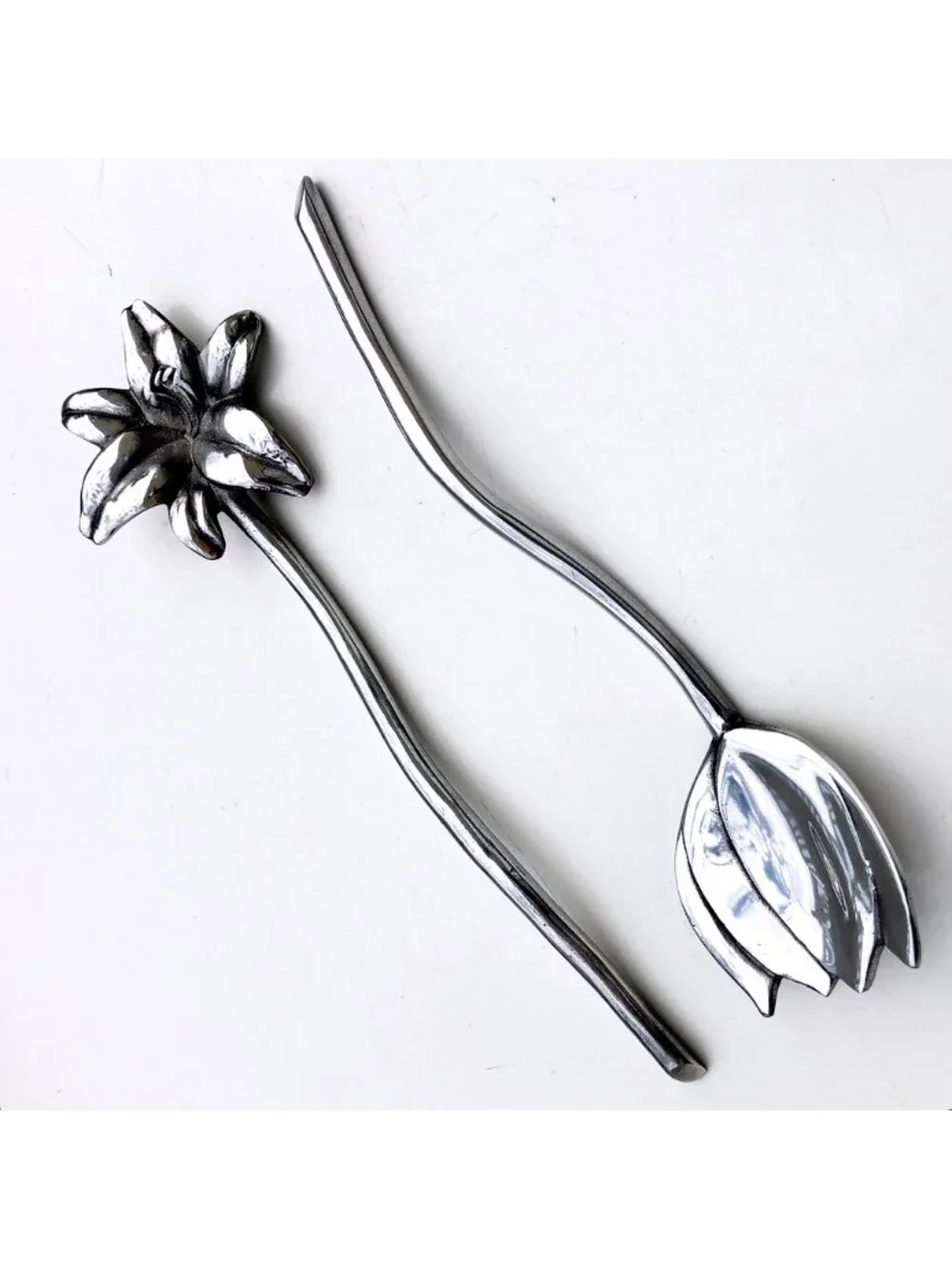 Mariposa Brillante Aluminum Flower Salad Servers Cast Metal Utensils Set